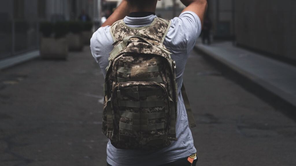 Mann trägt einen Survival Rucksack auf dem Rücken
